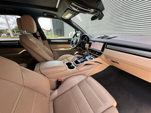 Used 2023 Porsche Cayenne Platinum Edition image 40