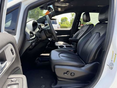 Used 2024 Chrysler Pacifica Limited FWD image 15