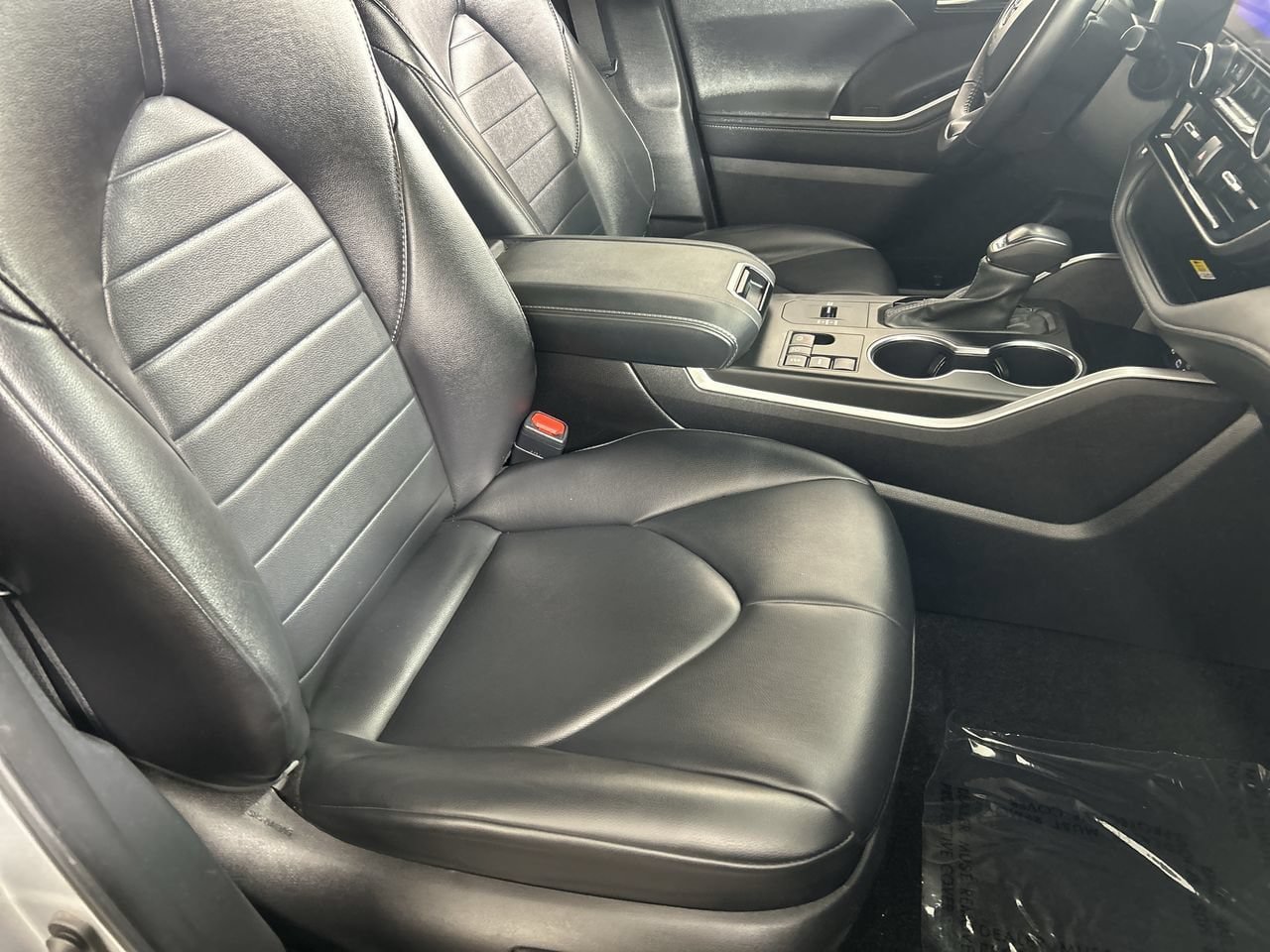 Used 2024 Toyota Highlander XLE FWD image 27
