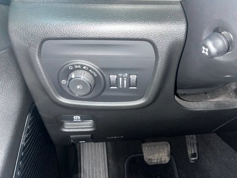 Used 2022 Jeep Grand Cherokee Overland w/ Luxury Tech Group IV AWD/4WD image 61