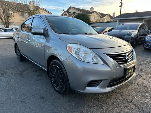 Used 2014 Nissan Versa SV image 3