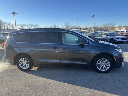 Used 2022 Chrysler Pacifica Touring-L image 4