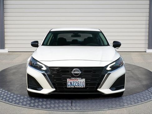 Used 2025 Nissan Altima 2.5 SV FWD image 2