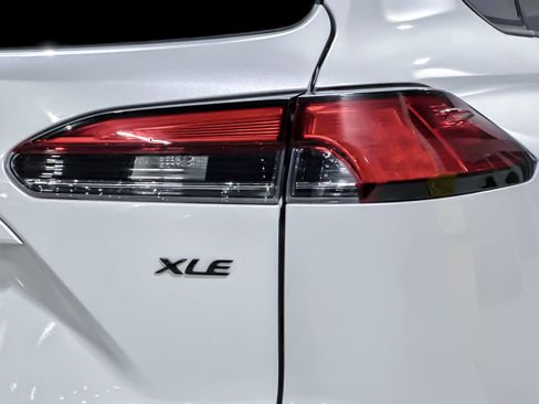 Used 2022 Toyota Corolla Cross XLE w/ Convenience Package image 12