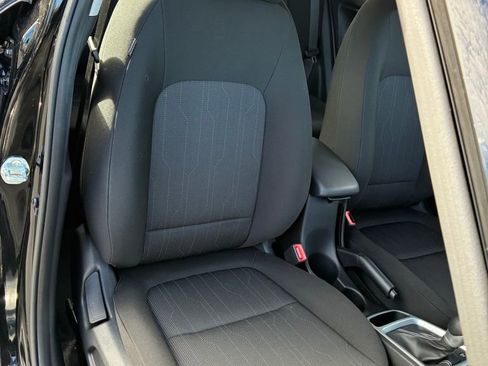 Used 2025 Hyundai Venue SE image 17