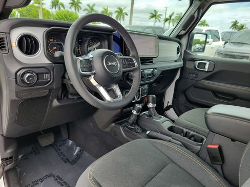 Used 2025 Jeep Wrangler Unlimited Sahara AWD/4WD image 9