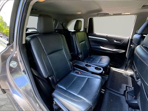 Used 2014 Toyota Highlander XLE image 17
