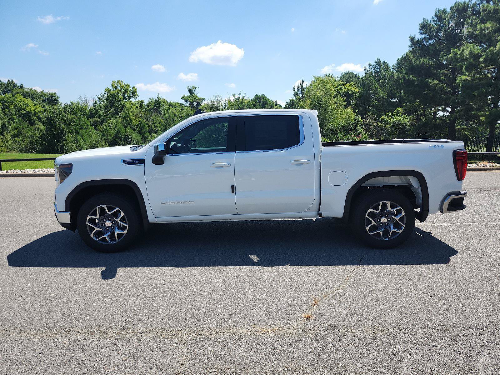 New 2026 GMC Sierra 1500 SLE AWD/4WD image 2