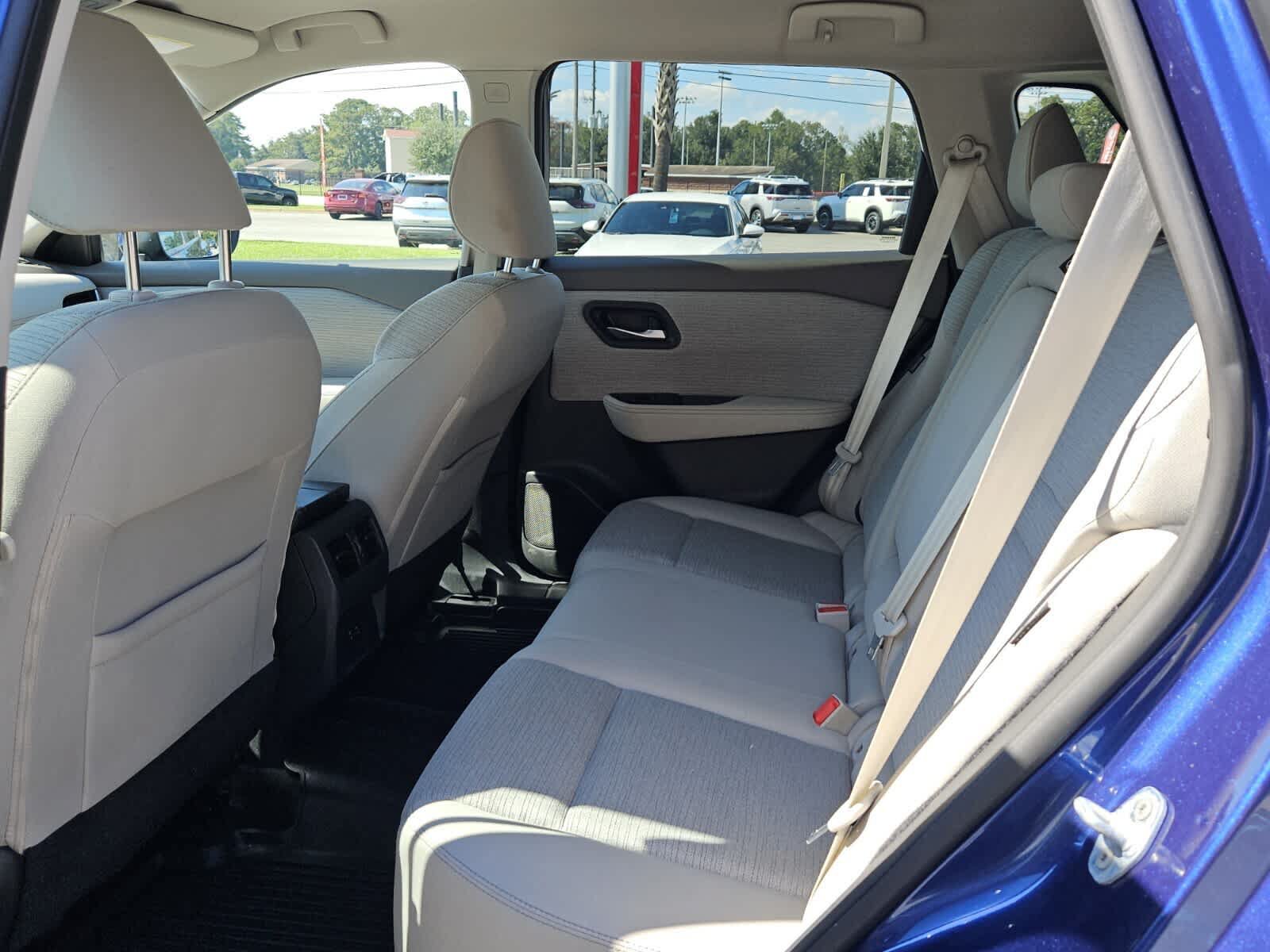 Used 2022 Nissan Rogue SV FWD image 4