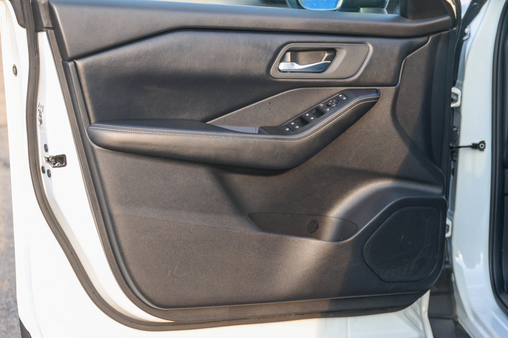 Used 2025 Nissan Rogue SV FWD image 10