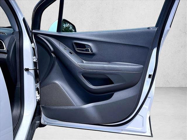 Used 2018 Chevrolet Trax LS FWD image 19