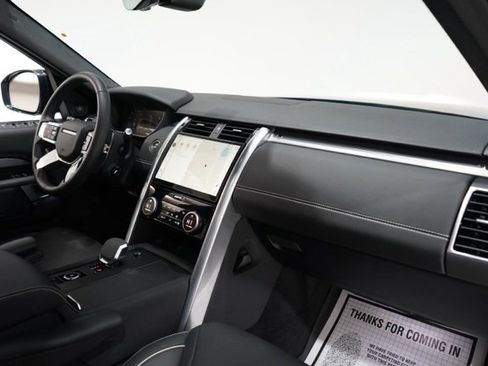 Used 2024 Land Rover Discovery Dynamic SE image 15