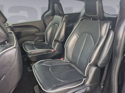 Used 2024 Chrysler Pacifica Premium FWD image 16