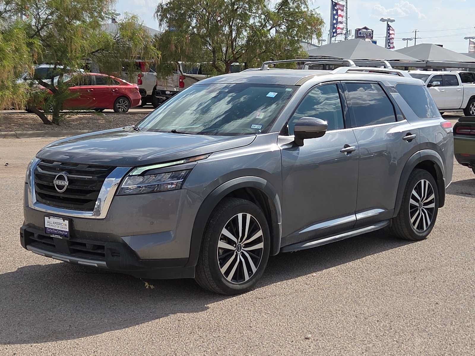 Used 2024 Nissan Pathfinder Platinum FWD image 4