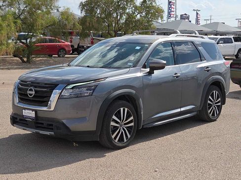 Used 2024 Nissan Pathfinder Platinum FWD image 4