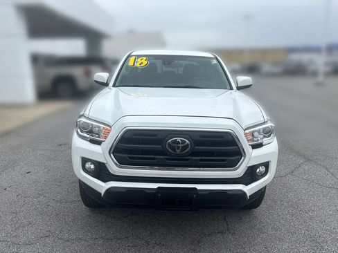 Used 2018 Toyota Tacoma SR5 AWD/4WD image 12