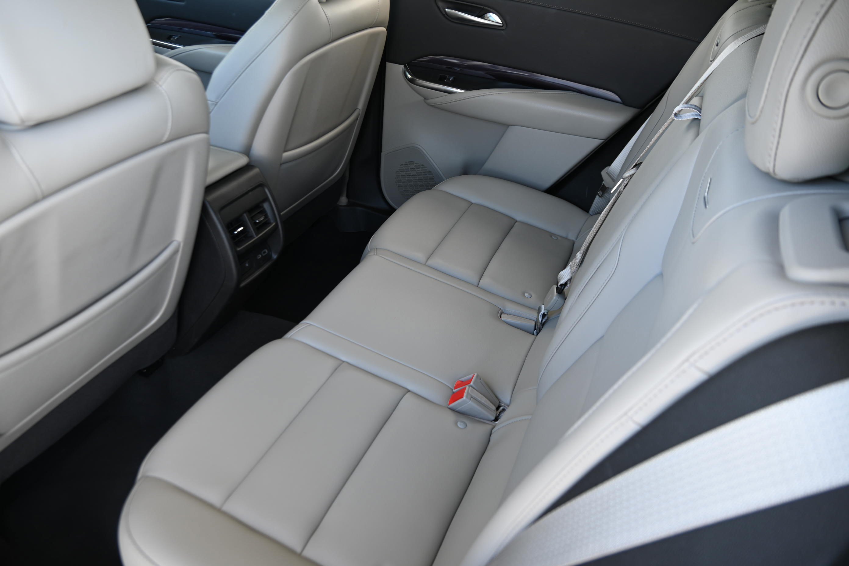 Used 2021 Cadillac XT4 Luxury w/ Cold Weather Package FWD image 12