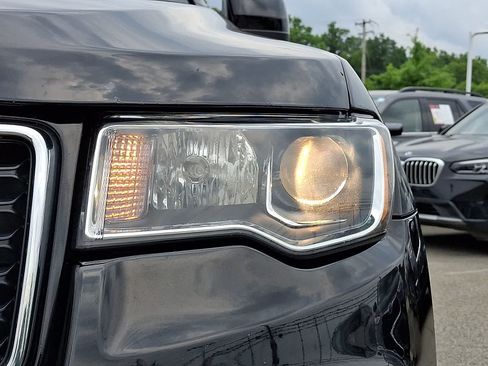 Used 2019 Jeep Grand Cherokee Laredo AWD/4WD image 10