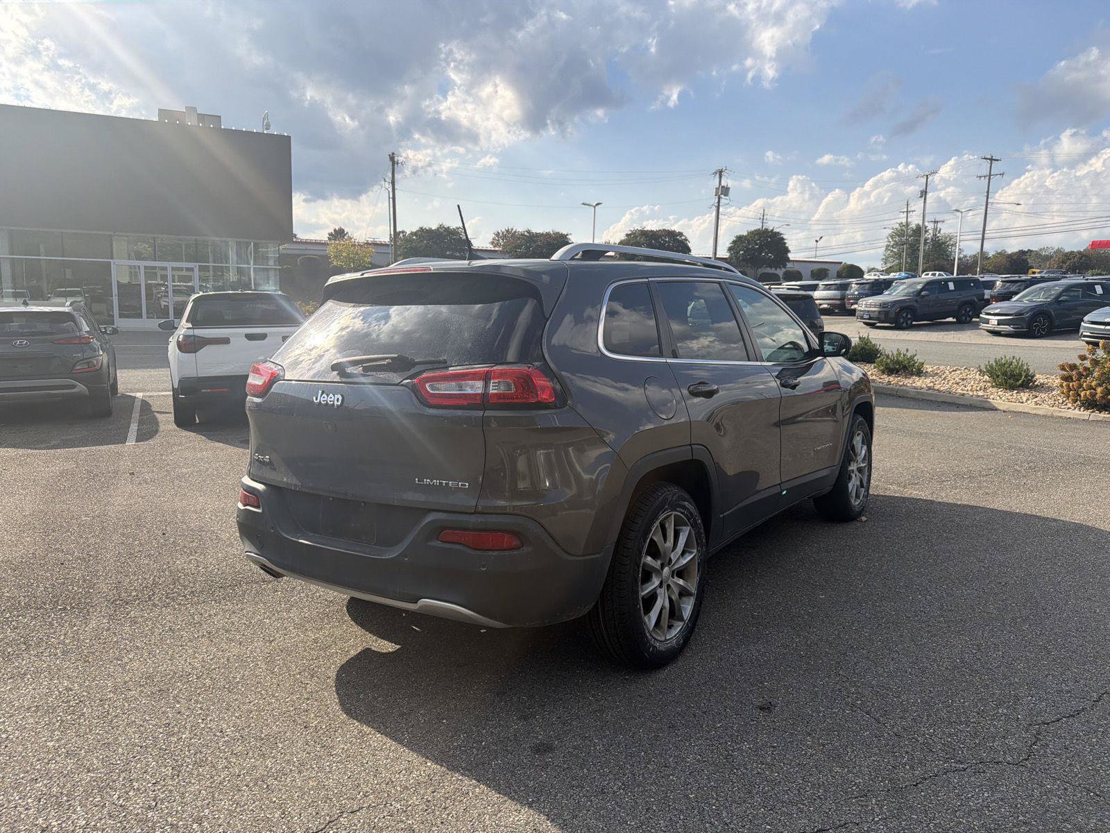 Used 2018 Jeep Cherokee Limited AWD/4WD image 17
