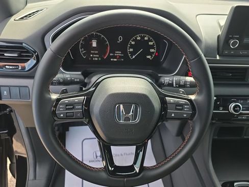 Used 2025 Honda Pilot Sport image 21