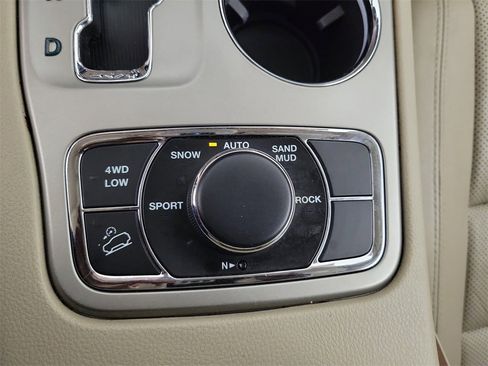 Used 2013 Jeep Grand Cherokee Limited w/ Luxury Group II image 29