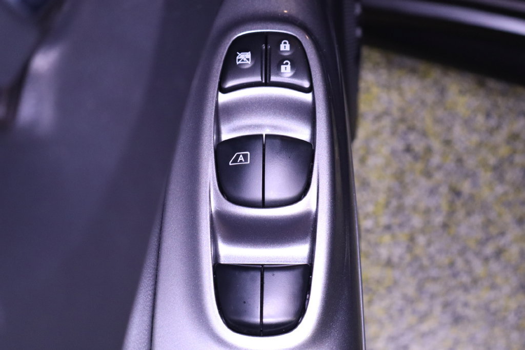 Used 2016 Nissan Juke SL FWD image 36