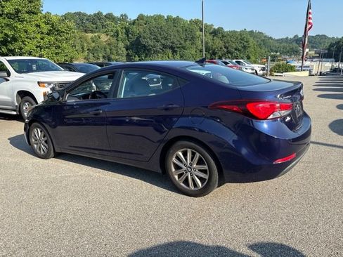 Used 2014 Hyundai Elantra SE w/ Option Group 02 FWD image 3