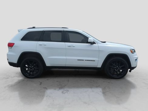 Used 2018 Jeep Grand Cherokee Laredo AWD/4WD image 9