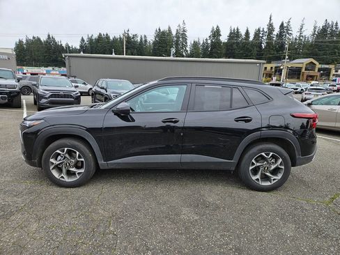 Used 2025 Chevrolet Trax LT w/ LT Convenience Package image 3