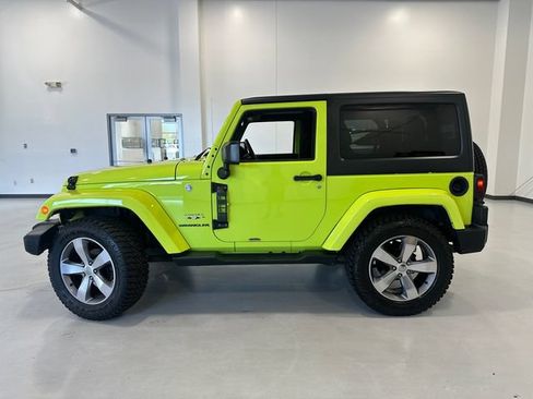 Used 2017 Jeep Wrangler Sahara w/ Connectivity Group AWD/4WD image 8