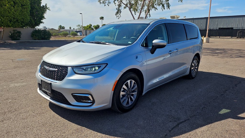 Used 2023 Chrysler Pacifica Touring-L FWD image 4