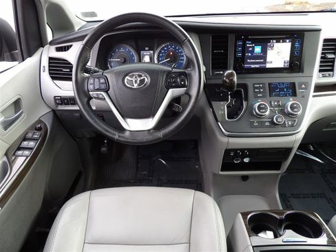Used 2017 Toyota Sienna XLE image 15