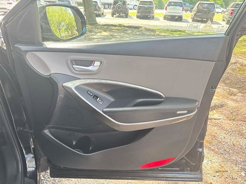 Used 2017 Hyundai Santa Fe SE FWD image 19