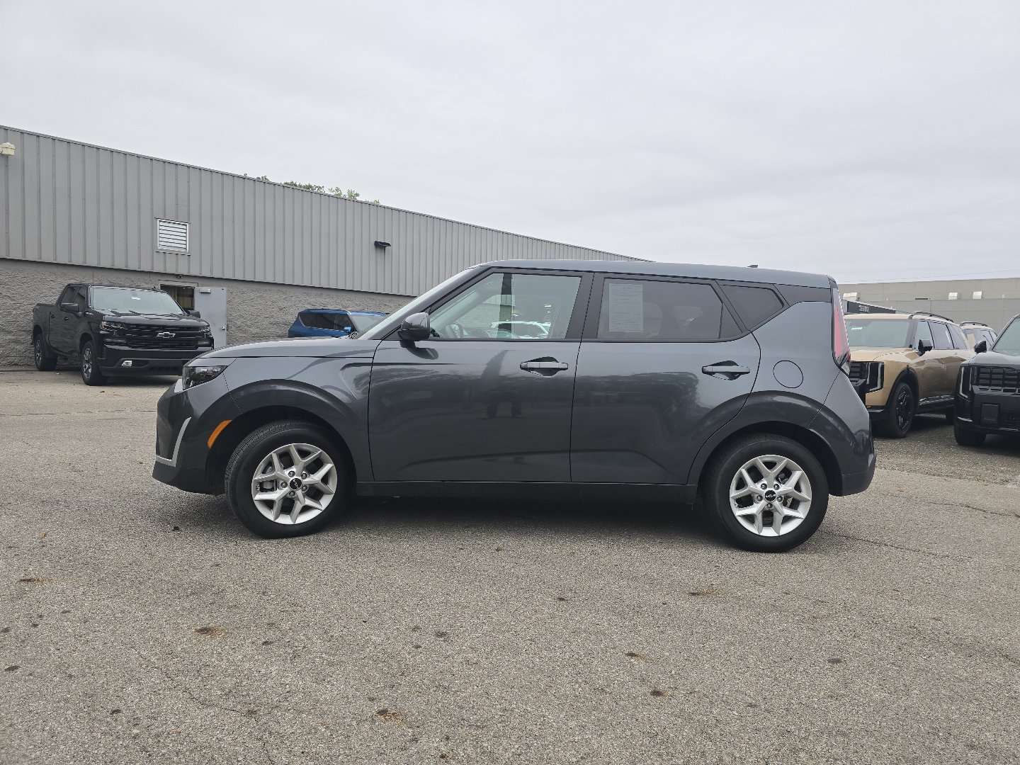 Used 2025 Kia Soul LX w/ LX Technology Package FWD image 11