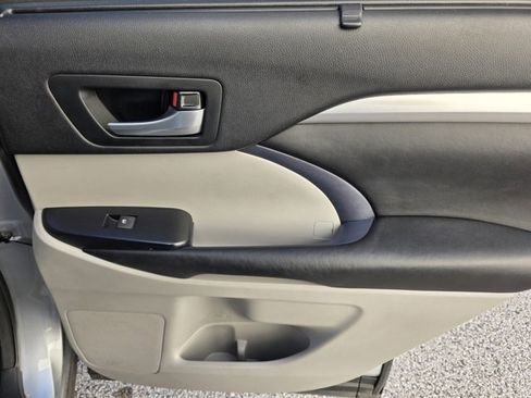 Used 2017 Toyota Highlander XLE image 12