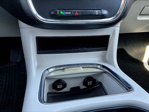 Used 2017 Dodge Grand Caravan SXT image 12