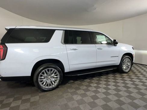 New 2026 Chevrolet Suburban Premier image 9