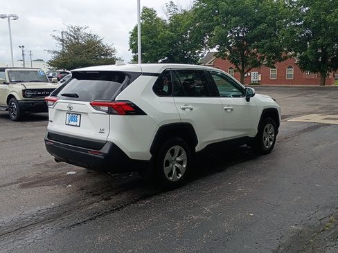 Used 2022 Toyota RAV4 LE AWD/4WD image 3