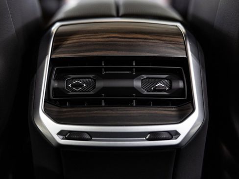 Used 2025 BMW i7 xDrive60 image 47