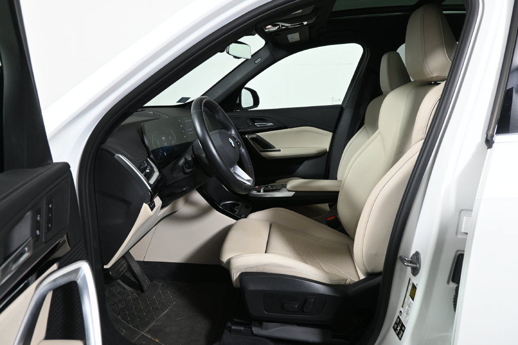 Used 2025 BMW X1 xDrive28i w/ Convenience Package AWD/4WD image 3