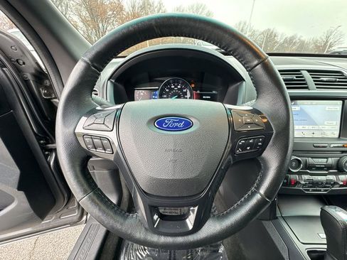Used 2017 Ford Explorer XLT w/ Equipment Group 201A image 11