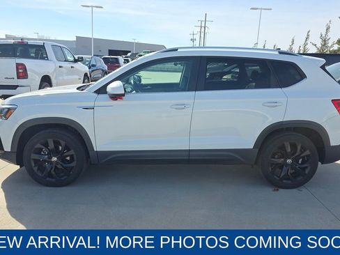 Used 2022 Volkswagen Taos SE image 2