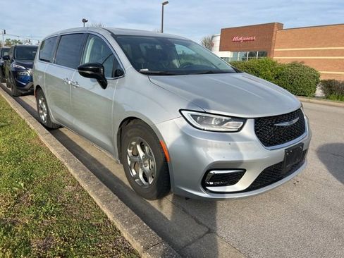 Used 2024 Chrysler Pacifica Limited FWD image 2