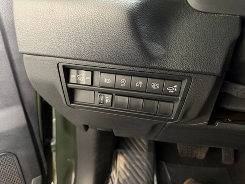 Used 2022 Toyota Tundra SR5 w/ SR5 Convenience Package AWD/4WD image 4