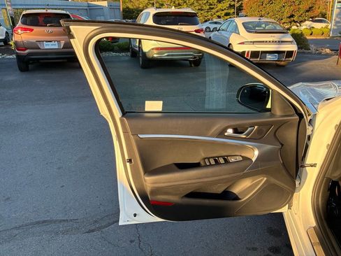 Used 2025 Genesis G70 2.5T image 30