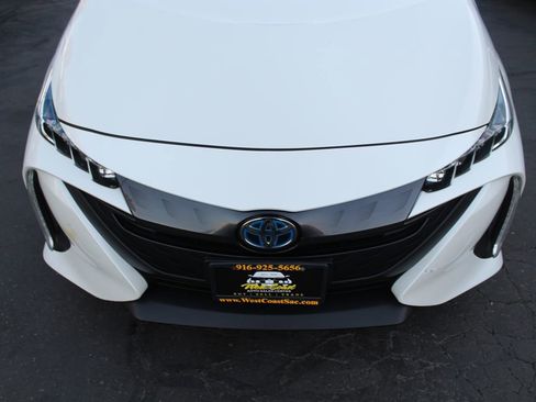 Used 2017 Toyota Prius Prime Premium image 9