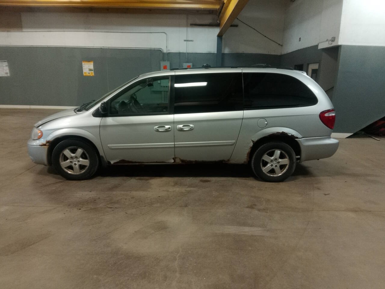 Used 2005 Dodge Grand Caravan SXT FWD image 2