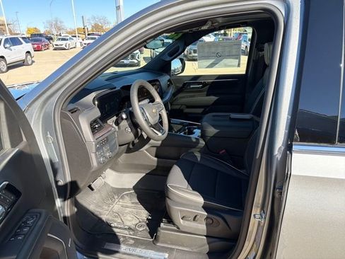 New 2026 Chevrolet Suburban Premier image 23