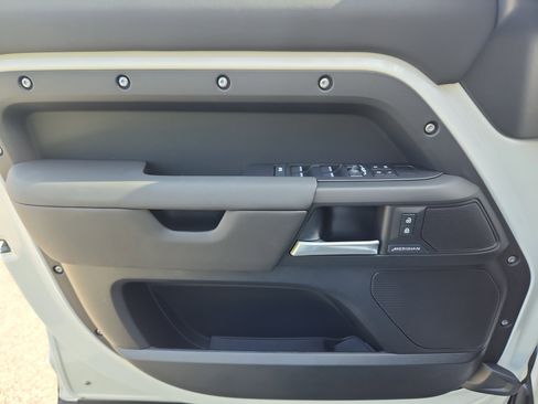 Used 2025 Land Rover Defender 110 S image 22