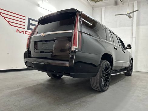 Used 2019 Cadillac Escalade ESV Luxury AWD/4WD image 9